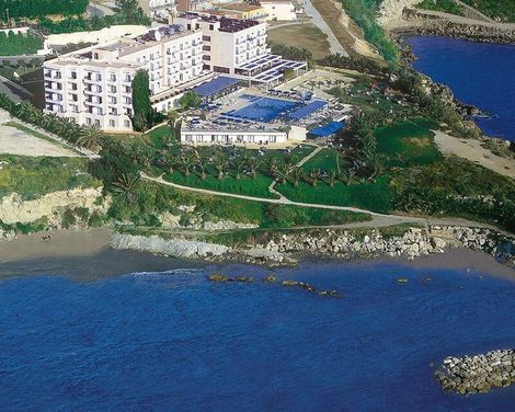 Queen's Bay Hotel