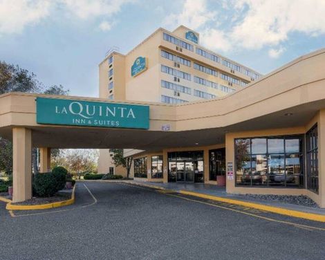 La Quinta Inn & Suites by Wyndham Secaucus Meadowlands-1