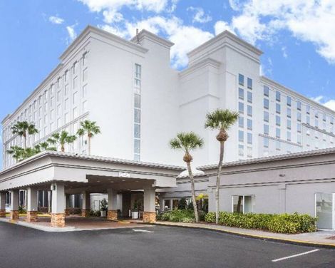 Holiday Inn & Suites Across From Universal Orlando-1