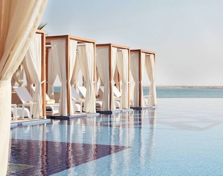 Hotelpool vom Royal M Hotel Gewan in Abu Dhabi, Vereinigte Arabische Emirate