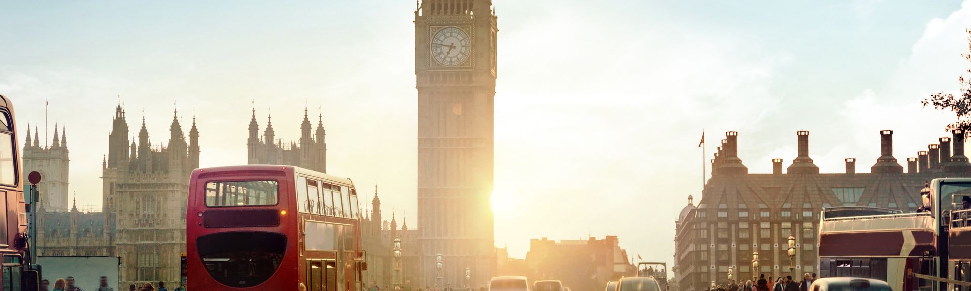 Blick auf das Zentrum von London mit Big Ben und Palace of Westminster im Schneegestöber