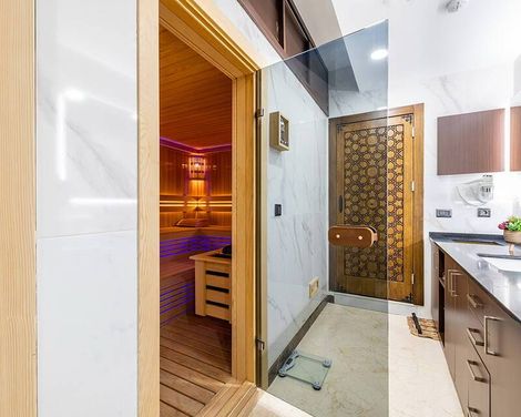 Aprilis Deluxe Hotel