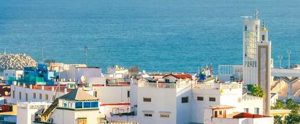 Blick auf die Medina von Tangier, Marokko, mit der Straße von Gibraltar im Hintergrund