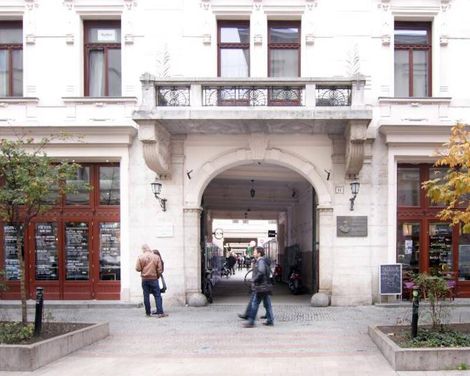 Gozsdu Court