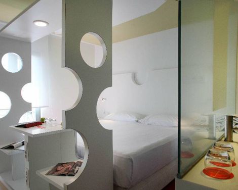 Room Mate Pau-3