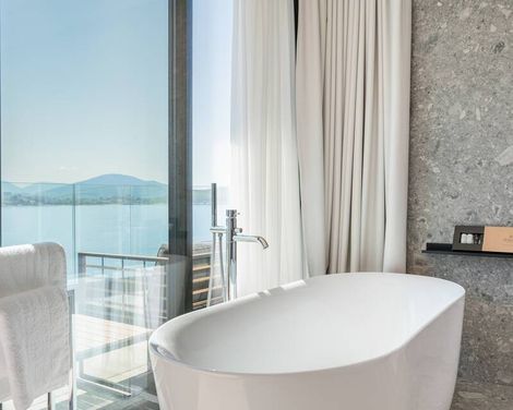 Yacht Premium Hotel