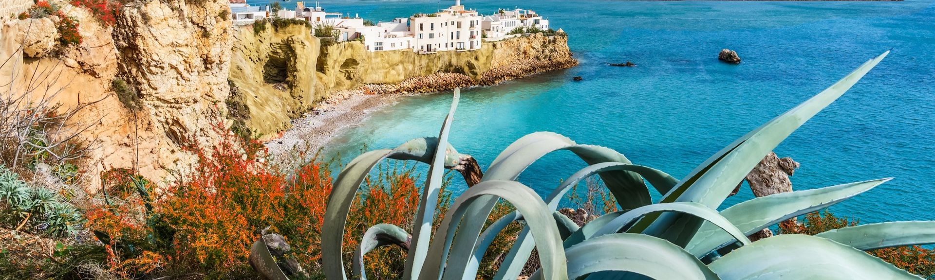 Blick auf eine Bucht auf Ibiza, Balearen, Mallorca