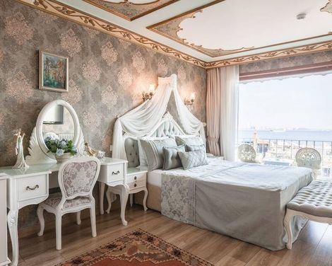 Romantic Hotel-0