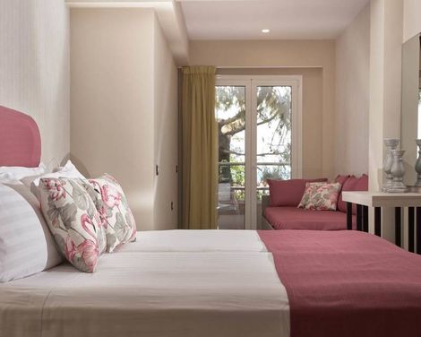 Koukounaria Hotel & Suites
