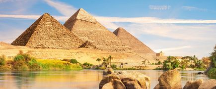 Blick auf eine Flusslandschaft mit Pyramiden in Ägypten