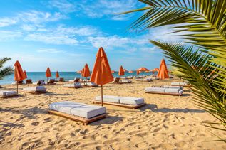 Strand in Bulgarien mit Liegen und Sonnenschirmen