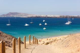 Küste mit Booten und Strand auf Lanzarote, Kanarische Inseln, Spanien