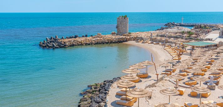 Liegen und Sonnenschirme an der Küste von Sankt Konstantin in Bulgarien am Schwarzn Meer