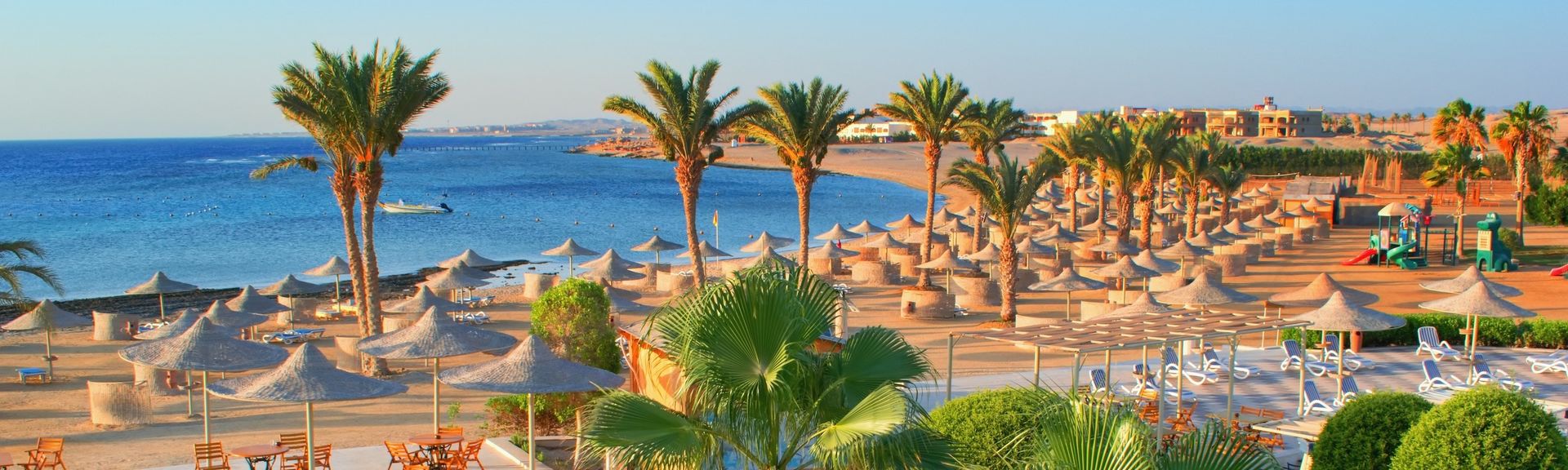 Blick auf einen Strand am Roten Meer in Ägypten