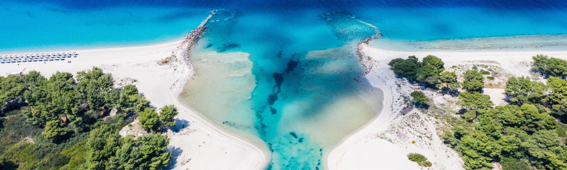 Port Glarokavos und Lagune auf der Halbinsel Kassandra inChalkidiki, Griechenland
