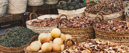 Lokaler Markt mit gefüllten Körben in Kairo, Ägypten