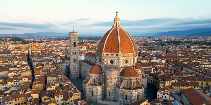 Luftbild auf den Dom und die Altstadt von Florenz, Italien