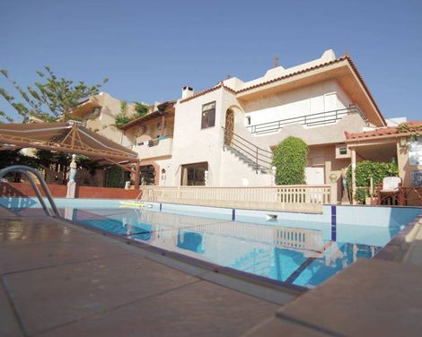 Evina Rooms & Suites