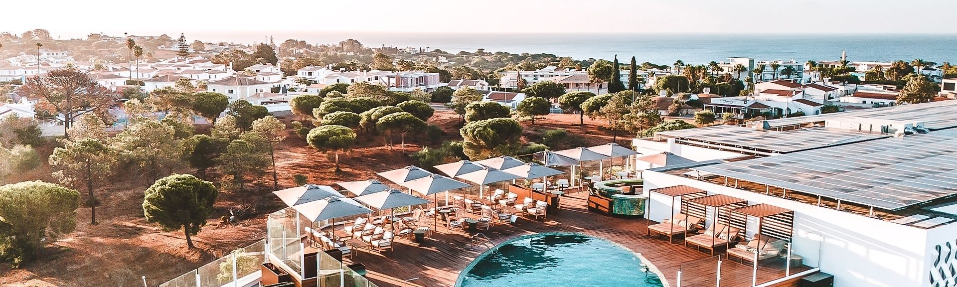 Blick auf die Dachterrasse des ananea Castelo Suites Hotel an der Algarve, Portugal